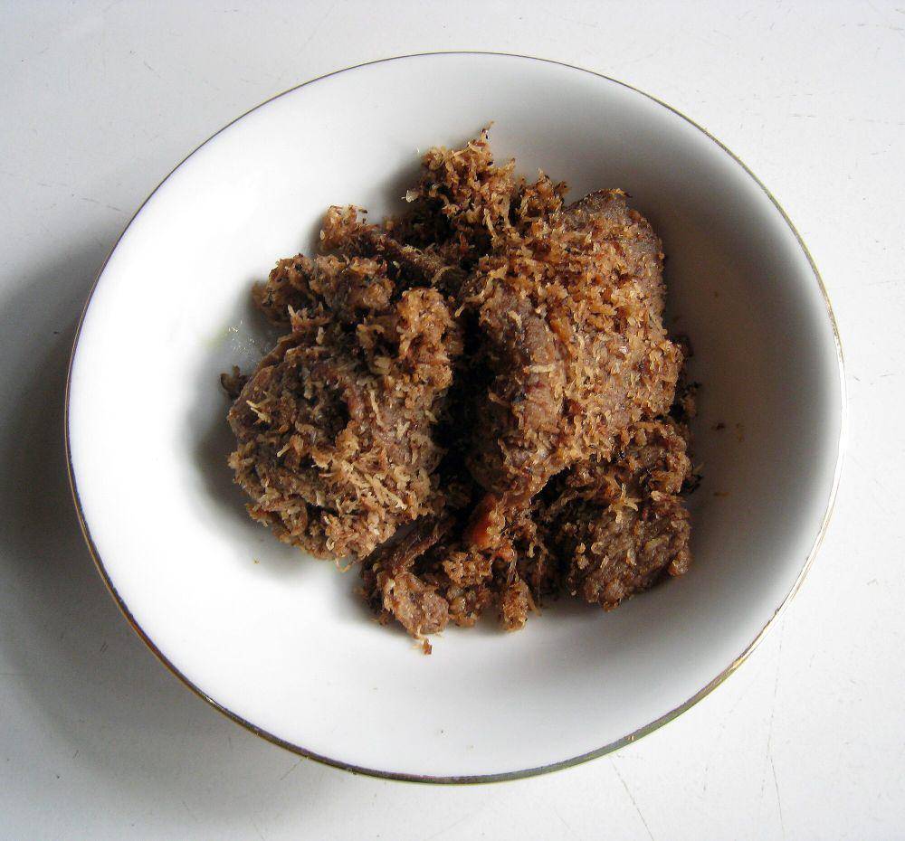 serundeng daging (commons.wikimedia.org/Gunawan Kartapranata)