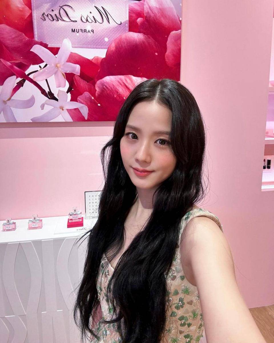 Jisoo (instagram.com/sooyaaa__)