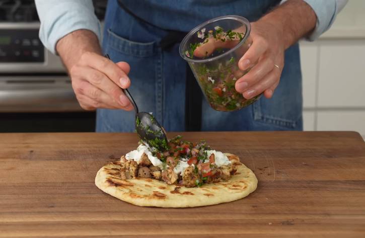 ilustrasi menyusun chicken souvlaki dan roti pita (youtube.com/Brian Lagerstrom)