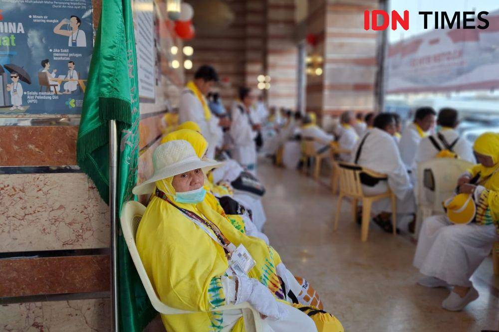 Pemberangkatan jemaah haji Indonesia dari penginapan menuju ke Arafah, Jumat (14/6/2024). (IDN Times/Faiz Nashrillah)