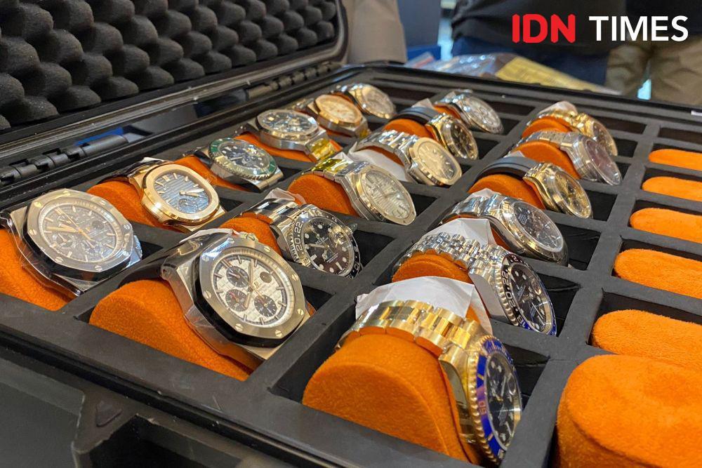 Detik-detik Perampok Gasak 18 Jam Mewah Rp12,85 M di PIK Seorang Diri
