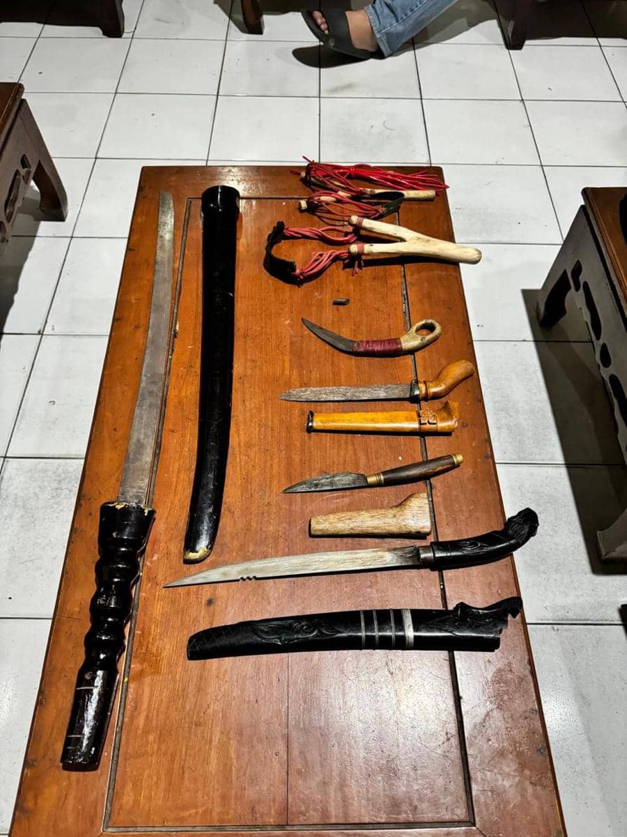Alat yang digunakan para pemuda asal NTT yang menyerang rumah indekos di Jalan Tirto Utomo XI RT.3/RW.1, Desa Landungsari, Kecamatan Dau, Kabupaten Malang pada Jumat (7/6/2024) pagi. (Dok. Polsek Dau)