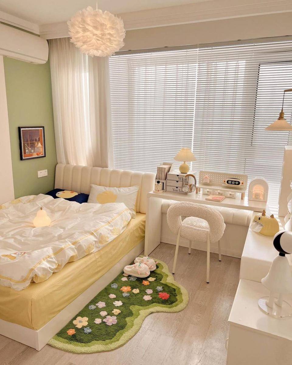 dekorasi kamar cewek dengan meja belajar (instagram.com/sunnie_decor)