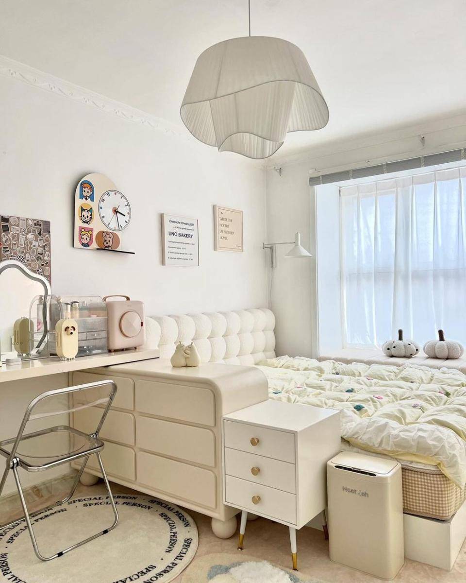 dekorasi kamar cewek dengan meja belajar (instagram.com/sunnie_decor)