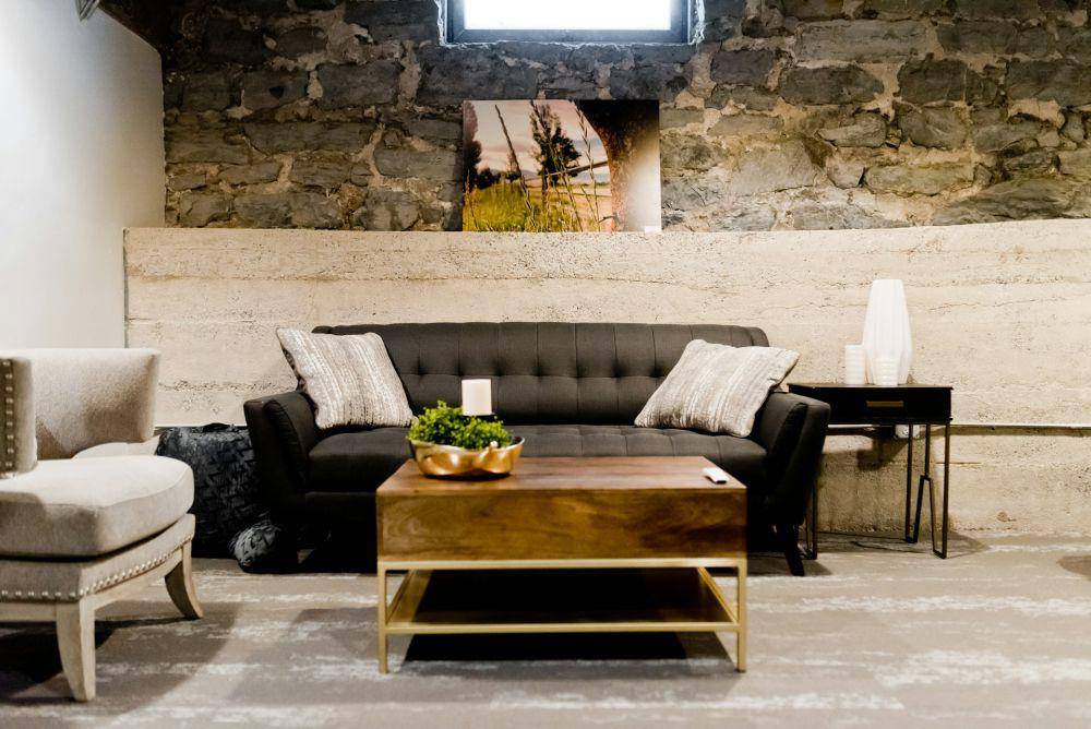 ide penataan interior mungil bergaya rustic (unsplash.com/Adam Winger)