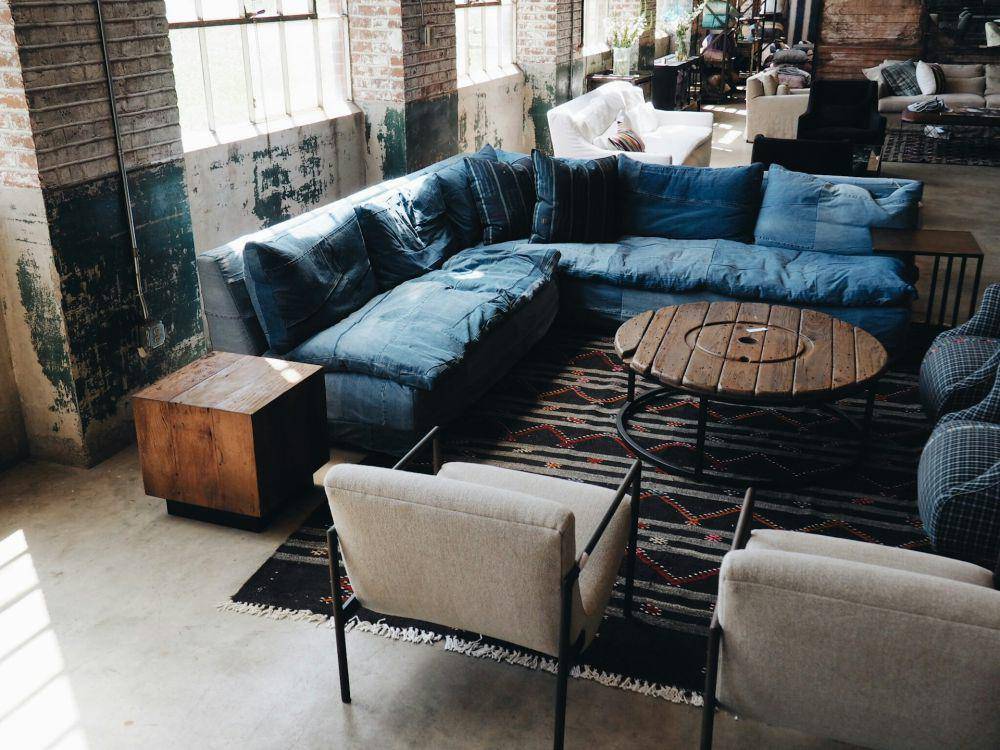 ide penataan interior mungil bergaya rustic (unsplash.com/Anna Sullivan)