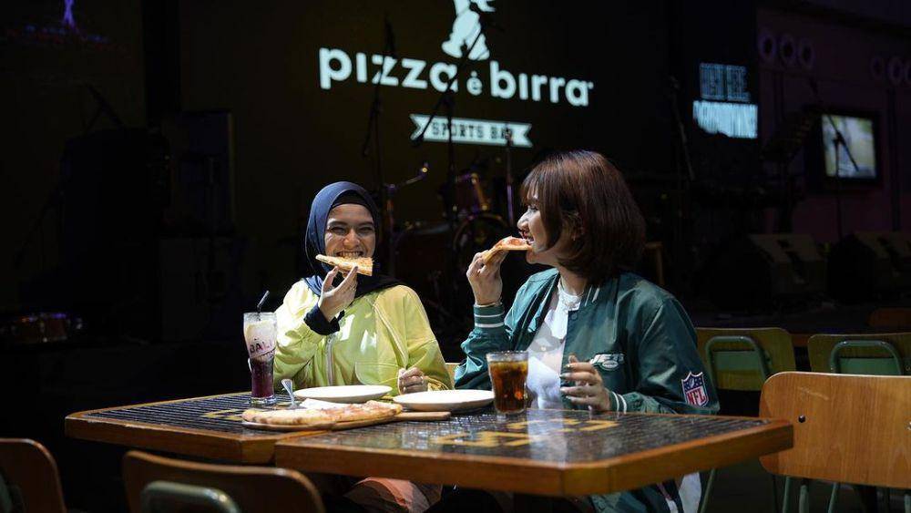 Suasana Pizza e Birra Sports Bar yang berada di dalam Hotel The Rinra Makassar. (Instagram.com/pizzaebirramks)