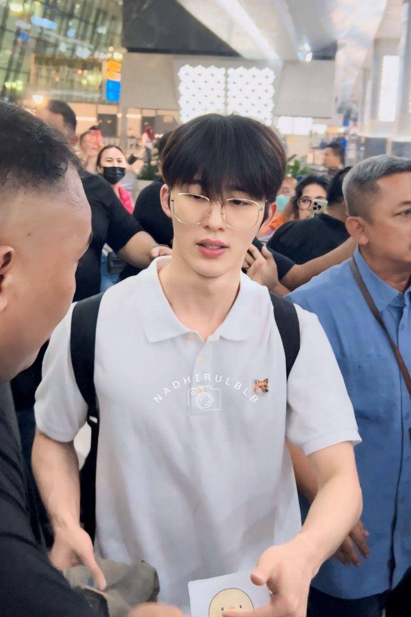 B.I saat tiba di Indonesia untuk konser Hype Up (twitter.com/tbvhanbin)