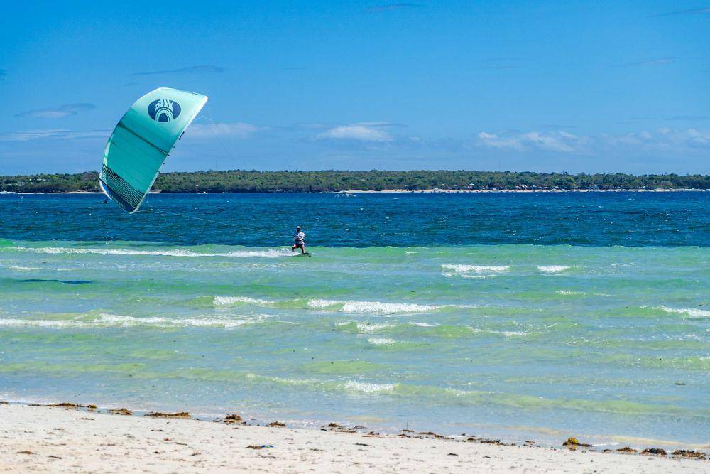kite surfing di Pulau Bantayan, Cebu (unsplash.com/hectorjp)