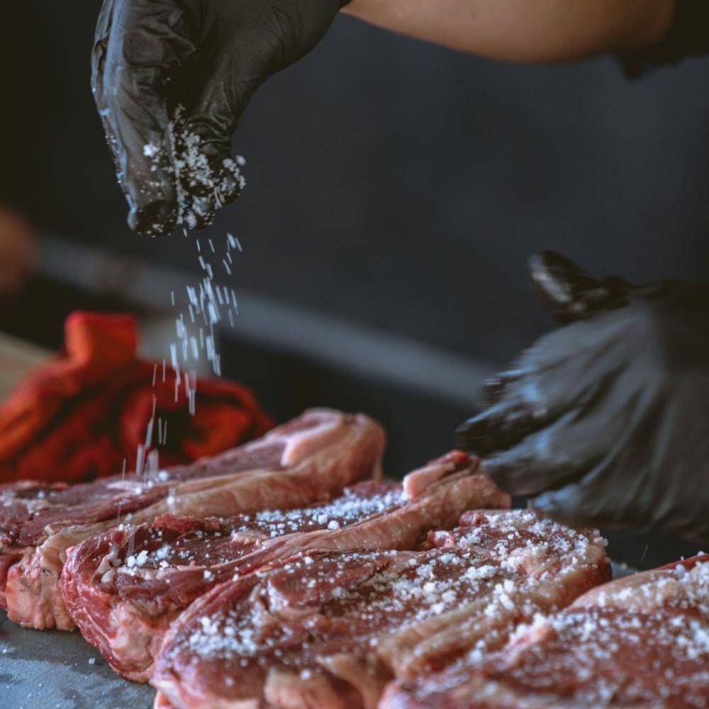 ilustrasi melumuri daging dengan garam (pexels.com/Los Muertos)
