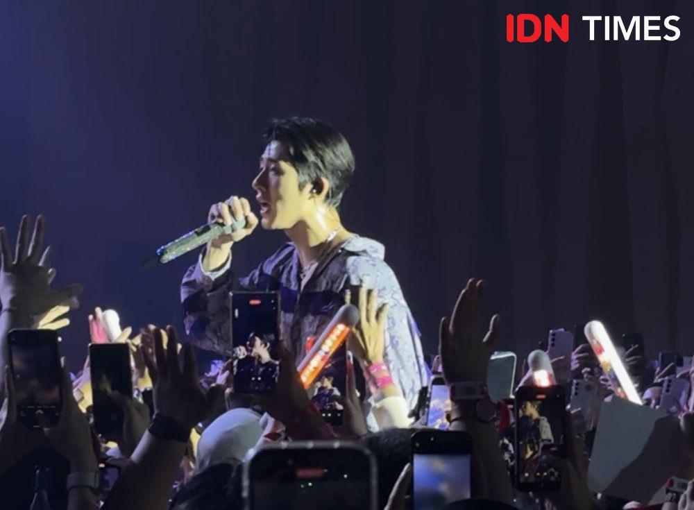 B.I Hampiri Penonton hingga Dipeluk saat Fanservice di Konsernya
