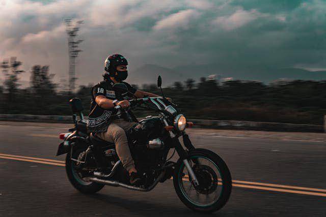 ilustrasi mengendarai motor (pexels.com/Felipe Barboza)