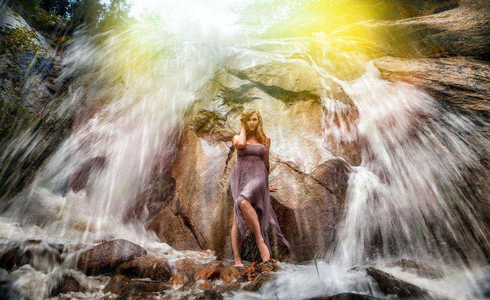 ilustrasi melepas stres dengan berwisata di air terjun (pexels.com/Matthew Leland)
