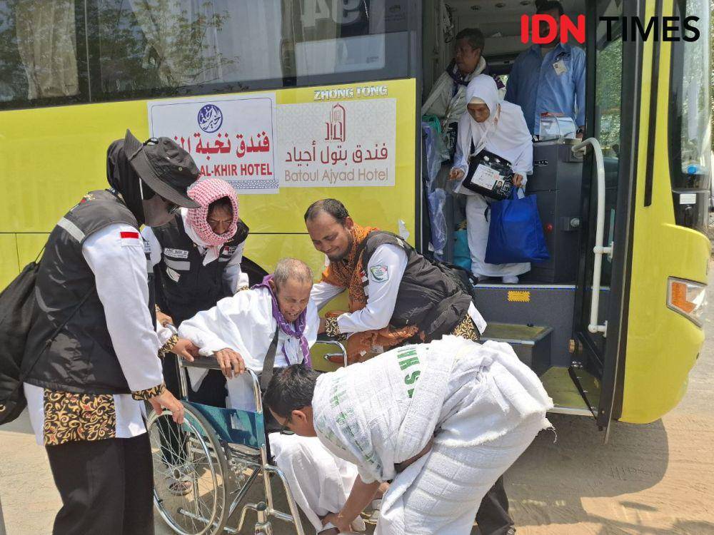 Jemaah haji dibantu petugas. (Dok. MCH 2024)