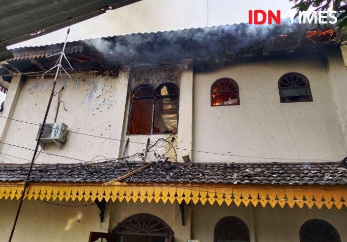 [BREAKING] Kantor Camat Medan Area Terbakar, Ada Ledakan