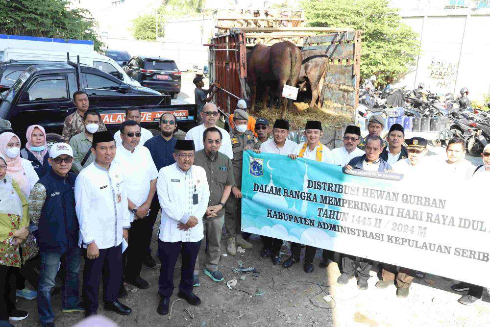 abupaten Kepulauan Seribu mendistribusikan puluhan hewan kurban ke pulau-pulau penduduk dari Pelabuhan Muara Angke, Penjaringan, Jakarta, Jumat (14/06/2024) (Dok/ Suku Dinas Kominfotik Kabupaten Administrasi Kepulauan Seribu)