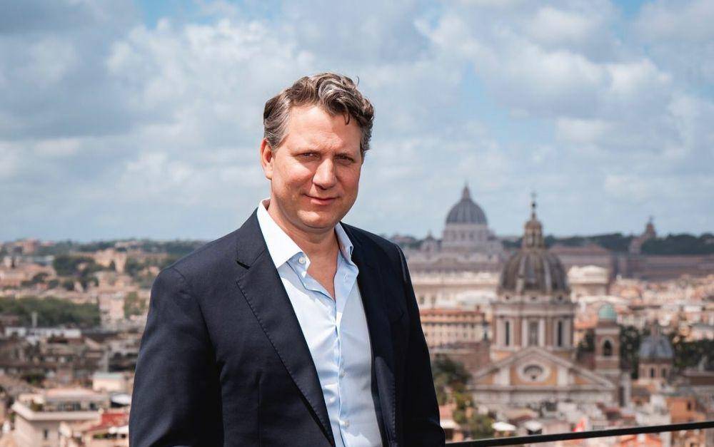 Jeff Nichols hadiri photocall film The Bikeriders di Hotel Hassler Villa Medici, Roma, Italia. (instagram.com/thebikeridersfilm)
