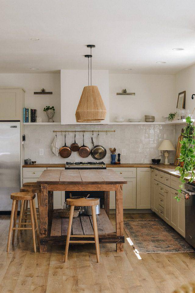 ide penataan interior mungil bergaya rustic (unsplash.com/Sosey Interiors)