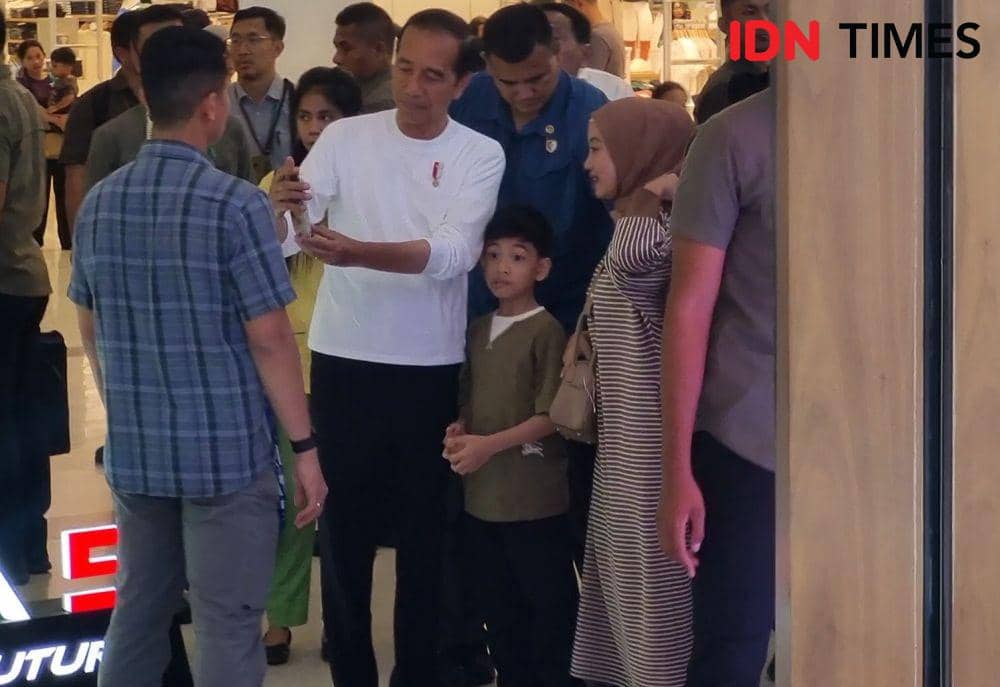 Presiden Jokowi bersama Jan Ethes dan La Lembah berkunjung ke Solo Paragon Mall. (IDN Times/Larasati Rey)