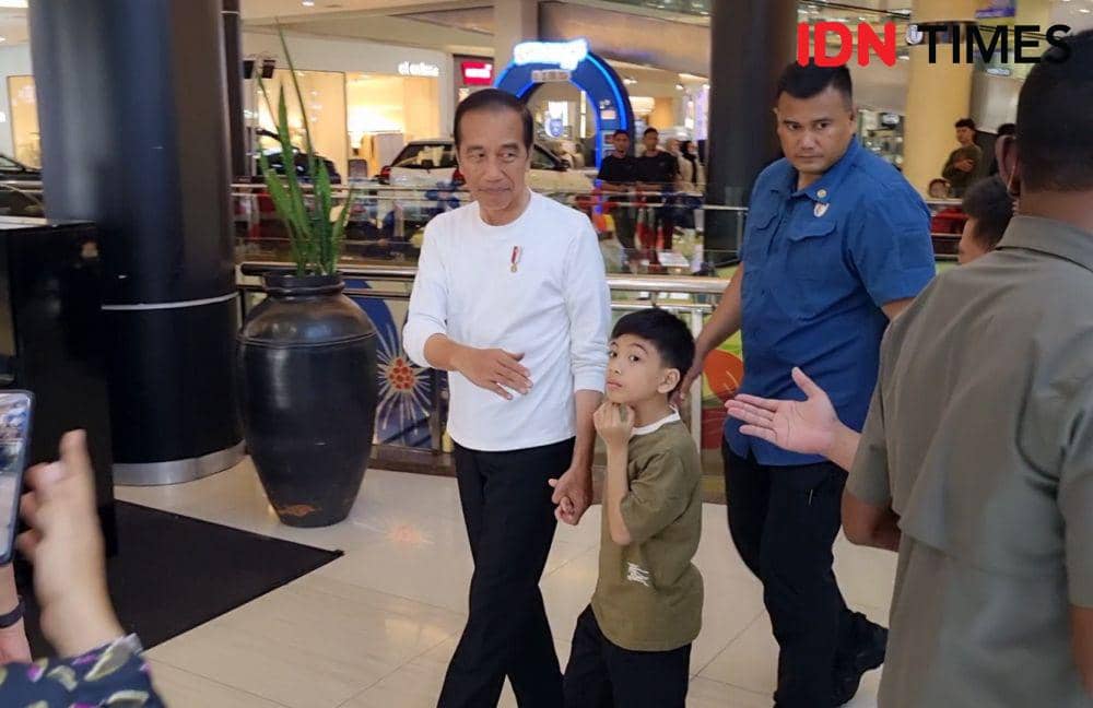 Presiden Jokowi bersama Jan Ethes dan La Lembah berkunjung ke Solo Paragon Mall. (IDN Times/Larasati Rey)