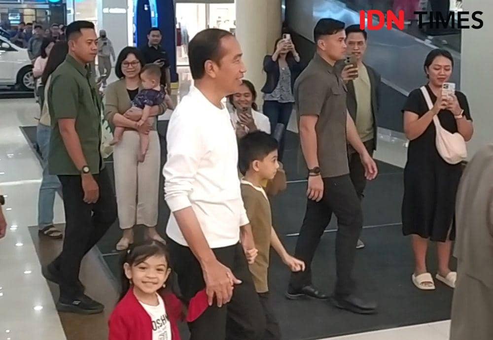 Pulang ke Solo, Jokowi Ajak Jan Ethes dan La Lembah Beli Mainan
