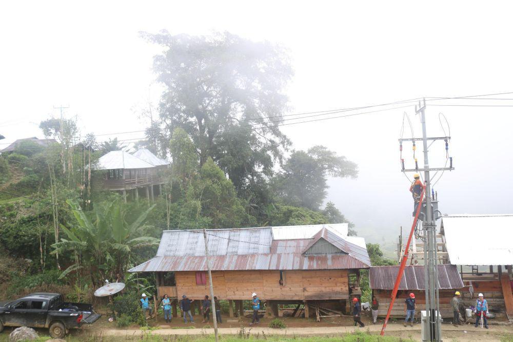 3.928 Keluarga di Pelosok Tana Toraja Kini Nikmati Listrik PLN 24 Jam
