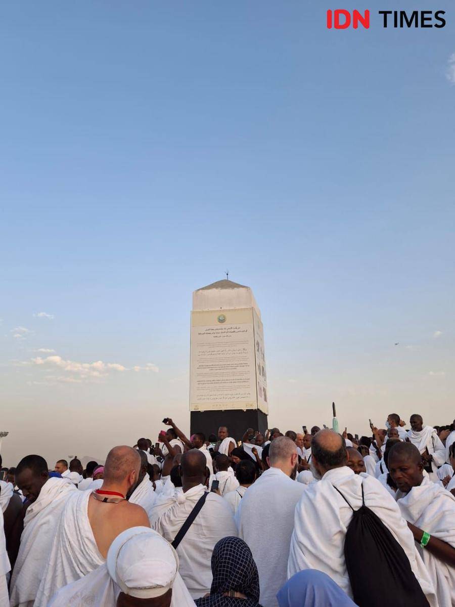 Jemaah haji melakukan ibadah Wukuf di Padang Arafah, Makkah, Arab Saudi, Sabtu (15/6/2024). (IDN Times/Faiz Nashrillah)