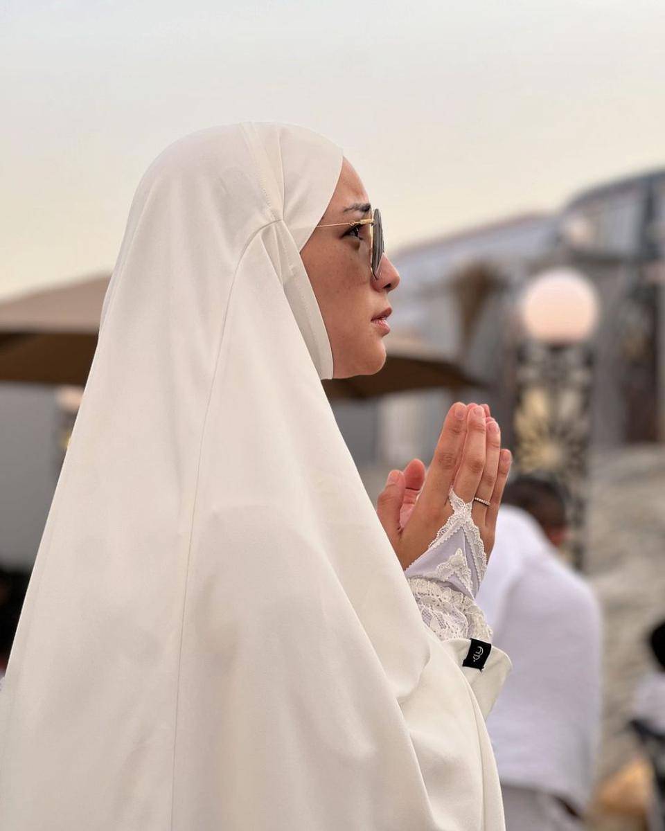 potret Citra Kirana dan Rezky Adhitya wukuf di Arafah (instagram.com/citraciki)