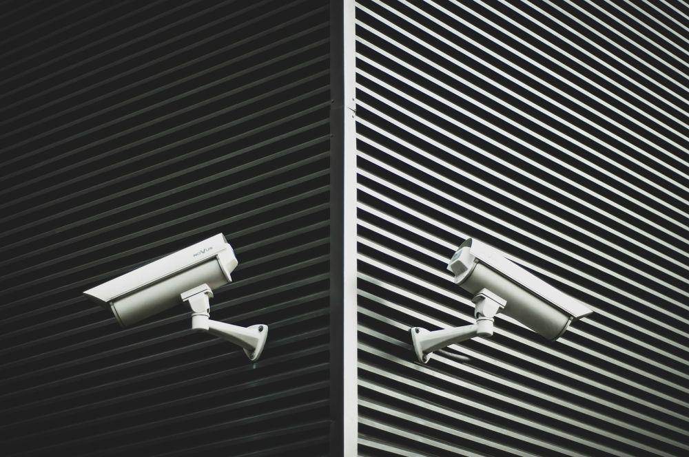 ilustrasi kamera CCTV (unsplash.com/Miłosz Klinowski)