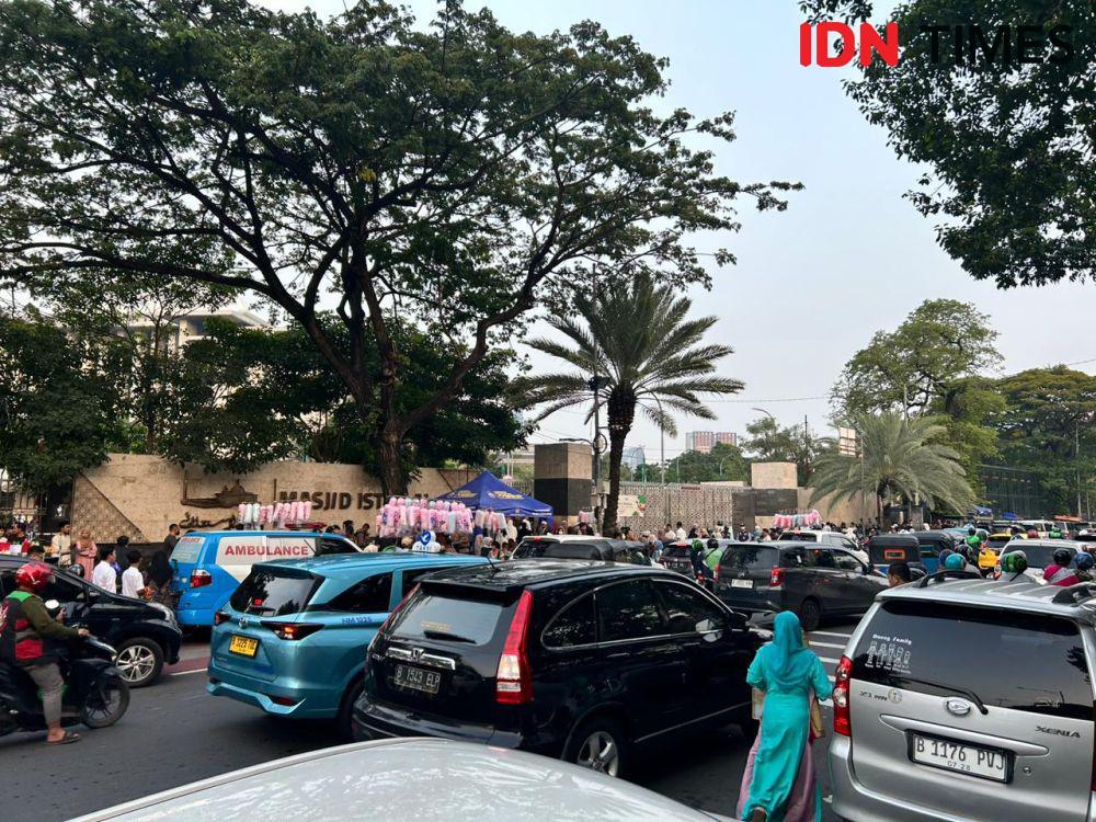 Lalu Lintas Sekitar Masjid Istiqlal Tampak Padat Jelang Salat Idul Adha