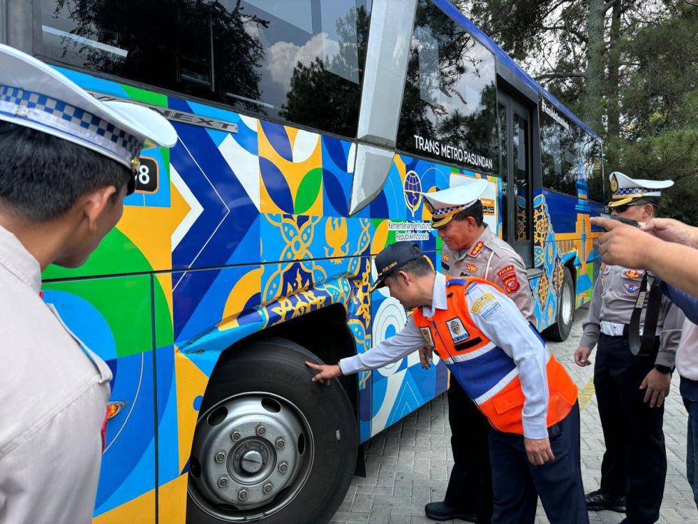 Pengecekan kelaikan bus di tempat pariwisata Jatinangor National Park, Sumedang, Jawa Barat, Minggu (16/6/2024). IDN Times/Debbie Sutrisno