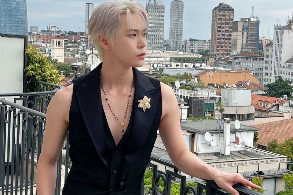 7 Potret Doyoung NCT di Event Dolce and Gabbana, Berambut Pirang!