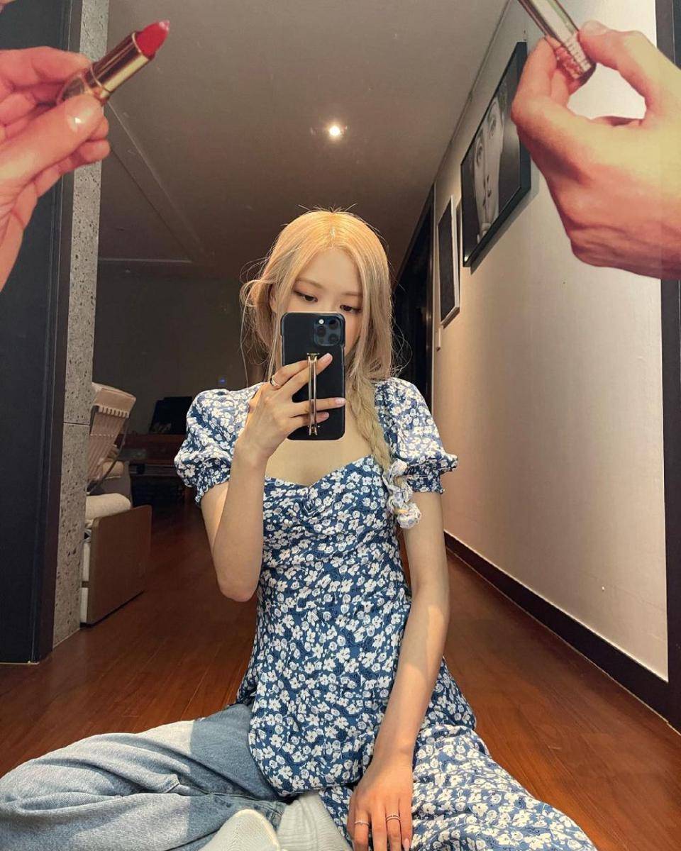inspirasi outfit dress over jeans ala Rose BLACKPINK (instagram.com/roses_are_rosie)