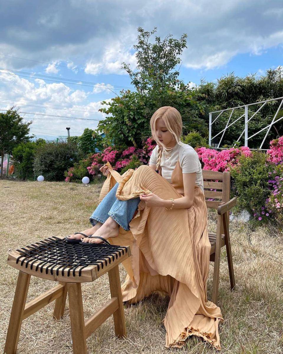 inspirasi outfit dress over jeans ala Rose BLACKPINK (instagram.com/roses_are_rosie)