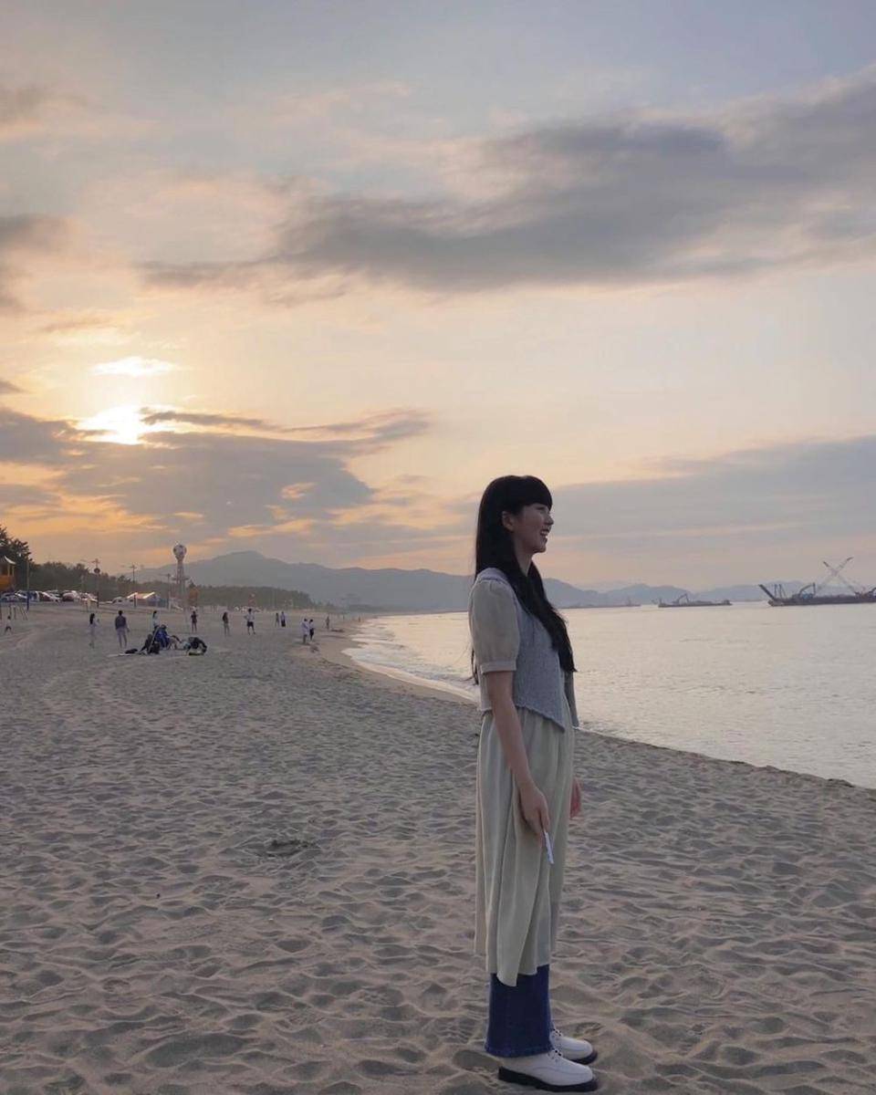 inspirasi outfit dress over jeans ala Kim So Hyun (instagram.com/wow_kimsohyun)