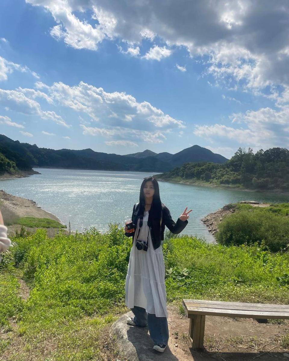 inspirasi outfit dress over jeans ala Shin Eun Soo (instagram.com/su1023_)