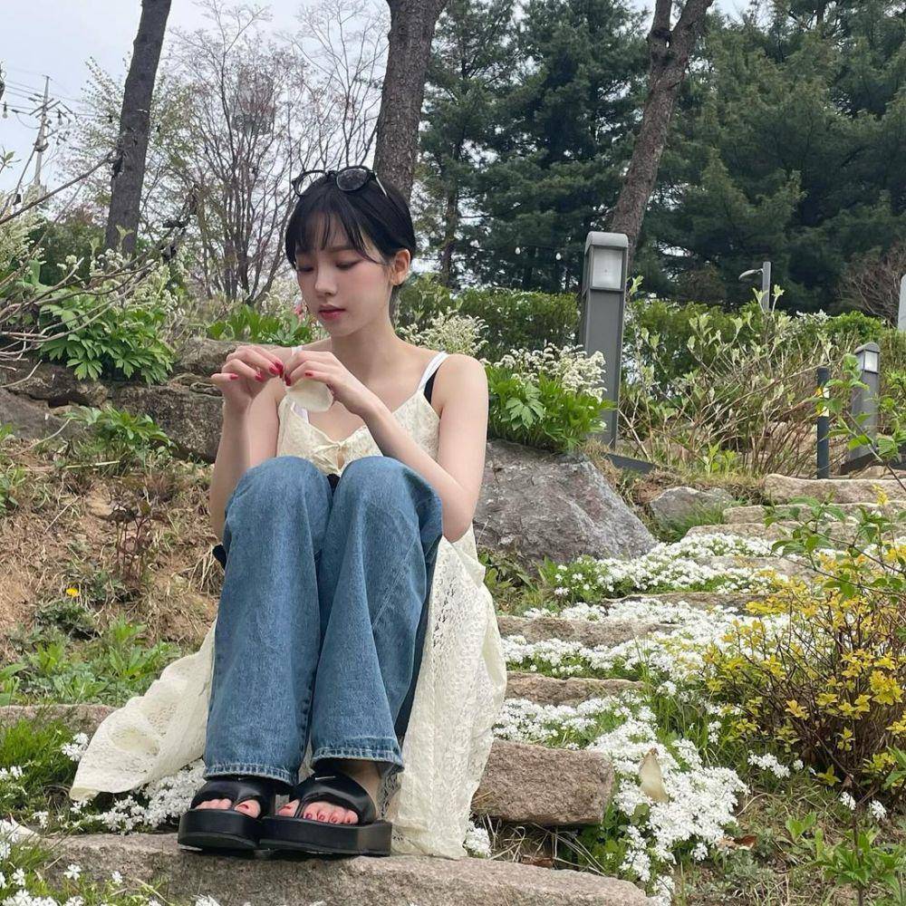 inspirasi outfit dress over jeans ala Karina aespa (instagram.com/katarinabluu)