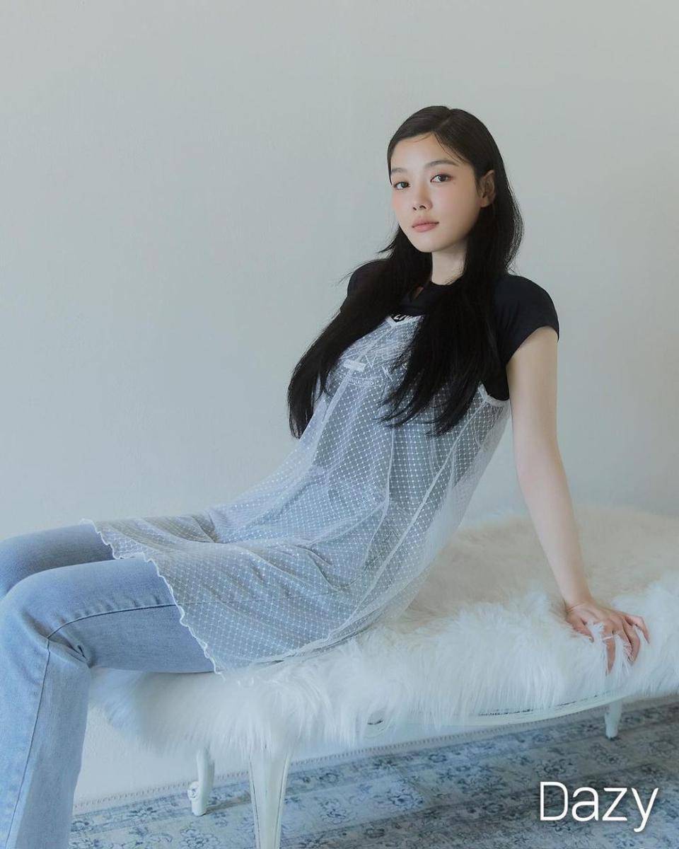 inspirasi outfit dress over jeans ala Kim You Jung (instagram.com/you_r_love)