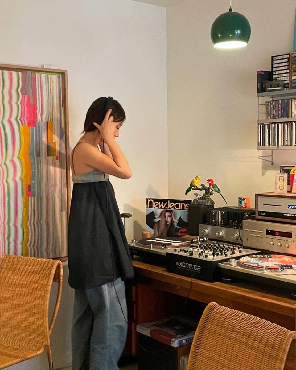 inspirasi outfit dress over jeans ala Lee Hyeri (instagram.com/hyeri_0609)