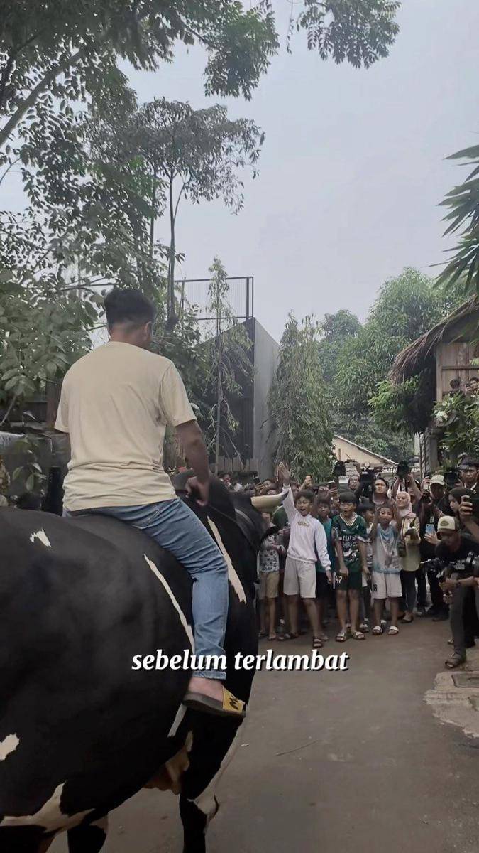 potret Irfan Hakim tunggangi sapi kurbannya (instagram.com/irfanhakim75)