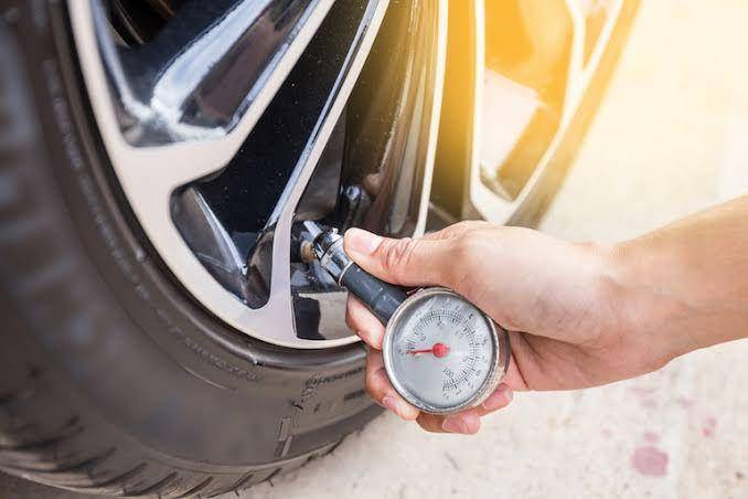 ilustrasi memeriksa tekanan ban mobil (bridgestonetire.com)
