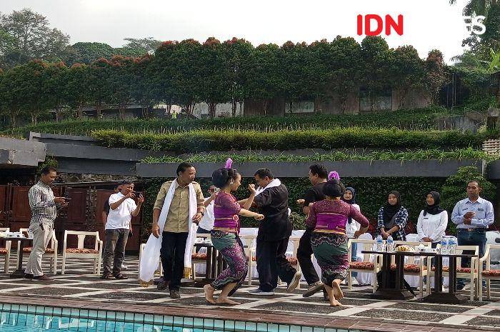 Tarian lengger untuk memacu wisatawan dan tingkat hunian hotel di baturaden digelar queen hotel garden, Sabtu 15/6/2024).(IDN Times/Cokie Sutrisno)