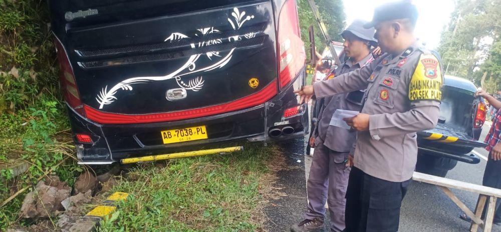Bus Wisatawan Semarang Nyaris Masuk Jurang di Sarangan Magetan