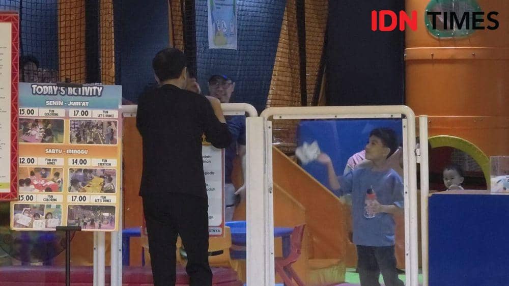 Presiden Jokowi ajak Jan Ethes bermain di The Park Mall. (IDN Times/Larasati Rey)