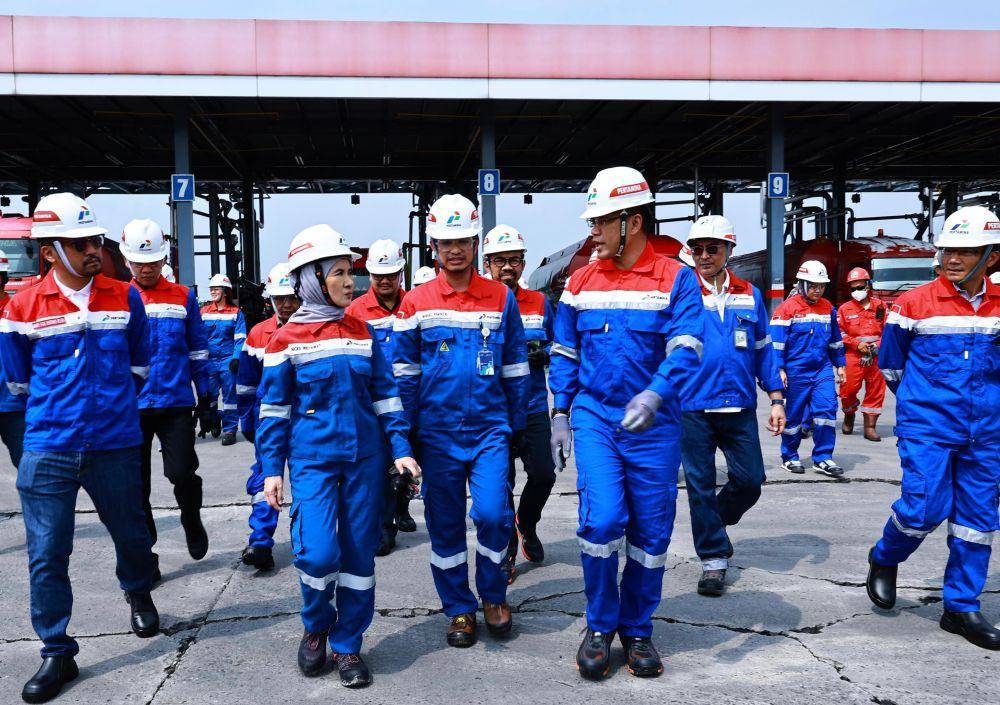 Memastikan kelancaran pasokan energi selama libur Iduladha 2024, Dewan Komisaris dan Direktur Utama PT Pertamina (Persero) hari ini melakukan kunjungan ke berbagai sarana dan fasilitas (sarfas) di wilayah Jakarta dan sekitarnya. (Dok. Pertamina)