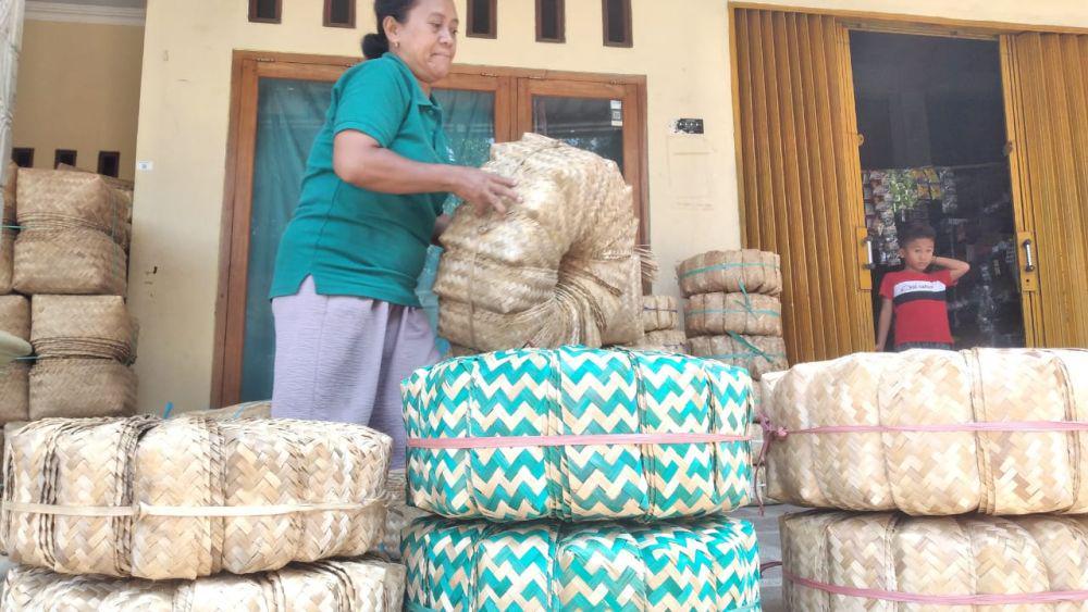 Murtini perajin besek daging kurban asal desa Durenan Kecamatan Sidorejo Magetan menata barang pesanannya. IDN Times/ Riyanto