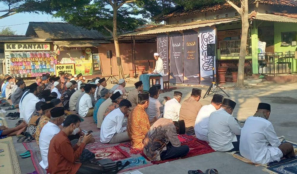 Jemaah Majelis Sholawat Asuhgil Kubro melaksanakan salat Iduladha.(IDN Times/Daruwaskita)