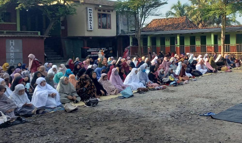 Jemaah Majelis Sholawat Asuhgil Kubro melaksanakan salat Iduladha.(IDN Times/Daruwaskita)