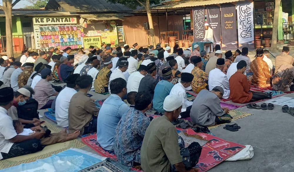 Jemaah Majelis Sholawat Asuhgil Kubro Gelar Salat Idul Adha