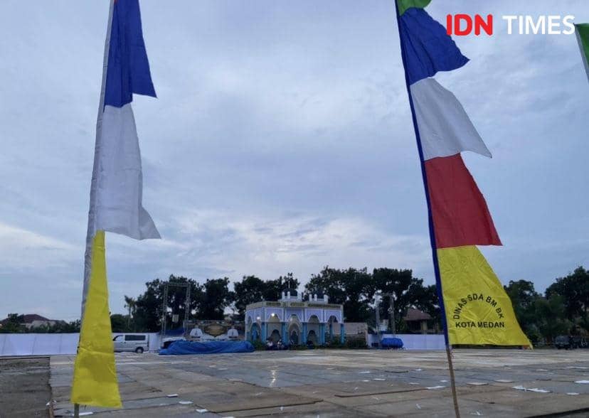 Suasana persiapan lokasi lapangan untuk Salat Idul Adha di Komplek Taman Setia Budi Medan (IDN Times/Indah Permata Sari)